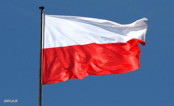 Flaga Polski, Biało czerwona powiewa na niebieskim tle