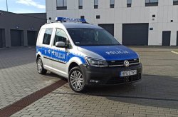 Nowy, oznakowany radiowóz marki volkswagen caddy, na placu komendy