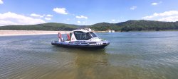 Policyjna łódź motorowa na Jeziorze Mucharskim