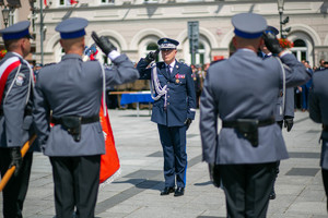 Komendant Główny Policji oddaje honor