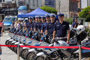 policjanci przy motocyklach