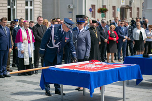 Komendant Wojewódzki Policji w Krakowie wbija pamiątkowy gwóźdź