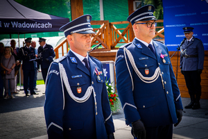 Po lewej stronie Komendanta Powiatowy Policji w Wadowicach, po prawej Zastępca Komendanta Wojewódzkiego Policji w Krakowie. W tle zaproszeni goście.