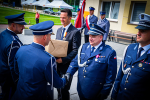 Stojący w szeregu Wójt Gminy Stryszów i dwóch policjantów, przed nimi Komendant Powiatowy Policji w wadowicach wraz z Zastępcą.