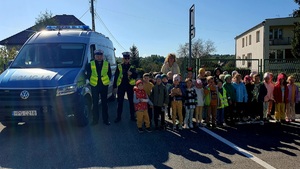 Policjanci WRD wraz z uczniami Szkoły podstawowej w Wysokiej na wspólnym zdjęciu, w tle radiowóz.