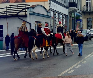 Cztery osoby jadące na koniu, osoby są przebrane.