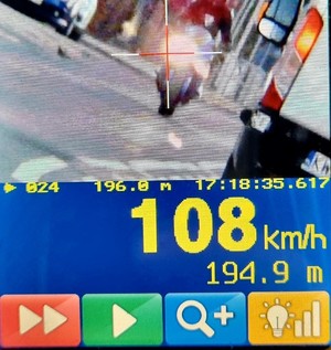 Na ekranie ręcznego miernika prędkości widać zarejestrowana prędkość motocyklisty 108 kilometrów na godzinę