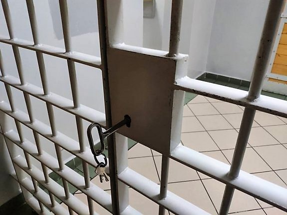 Wejście do celi. Widać kraty i klucz w zamku.