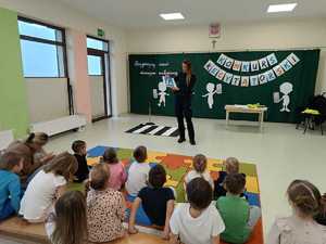 policjanta podczas spotkania z dziećmi opowiad ao pracy policjantów.
