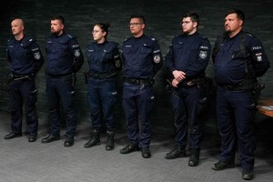 Na zdjęciu od lewej dwóch umundurowanych policjantów, policjantka i trzech policjantów.