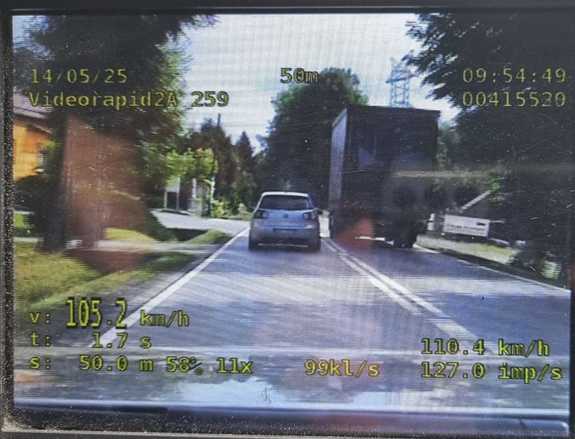 Zdjęcie z wideorejestratora. Widać jak samochód volkswagen wyprzedza inny pojazd na linii podwójnej ciągłej i do tego ma przekroczona prędkość.