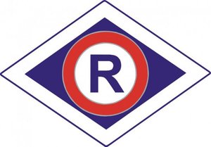 Logo ruchu drogowego. W białym rombie znajduje się mniejszy romb koloru granatowego wewnątrz którego jest białe koło z czerwoną lamówką, w którym jest litera R koloru granatowego.