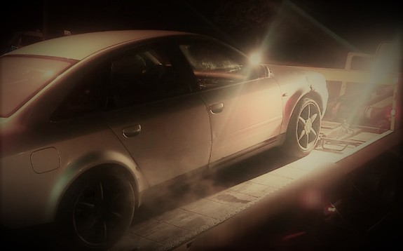 Samochód marki audi na lawecie.