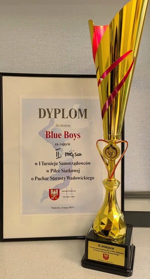 Dyplom i puchar dla drużyny z wadowickiej komendy za zajęcie drugiego miejsca w piłce siatkowej.