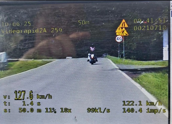 Zdjęcie z wideo rejestratora, na którym widać motocyklistę i zarejestrowaną prędkość z jaka się poruszał to jest ponad 127 kilometrów na godzinę.
