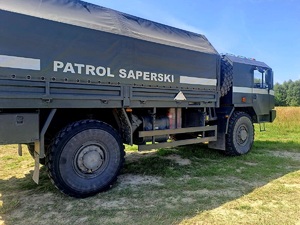 Służbowy samochód patrolu saperskiego