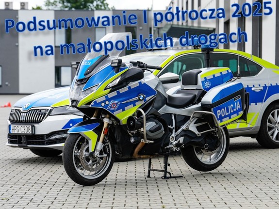 zdjęcie przedstawiające oznakowany radiowóz i motocykl policyjny oraz niebieski napis podsumowanie I półrocza 2025 roku na małopolskich drogach.