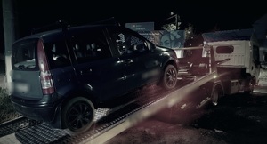 Samochód osobowy na lawecie