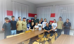 Na zdjęciu chłopcy i dziewczęta, dwie policjantki i strażak