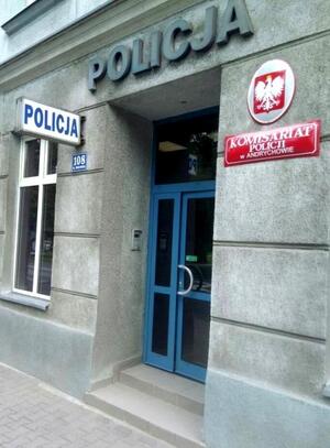Drzwi wejściowe do komisariatu. Nad nimi napis Policja, po prawej stronie Godło Polski oraz tabliczka z napisem Komisariat Policji w Andrychowie, po lewej nazwa i numer ulicy oraz napis Policja.