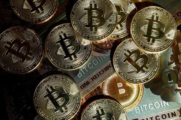 konety w kolorze złotym ze znakiem bitcoin