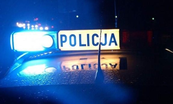 dach radiowozu z włączoną galerią sietlną w kolorze niebieskim