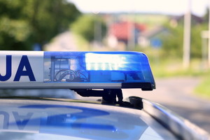 Sygnały świetlne i dźwiękowe na dachu pojazdu. Na białym tle widać litery  JA, po prawej światła koloru niebieskiego.