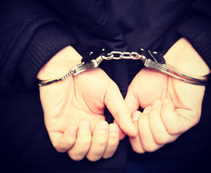 Policyjne kajdanki założone na dłoniach