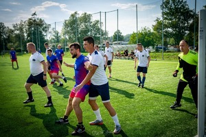 Na boisku sportowym  rywalizując piłkarze