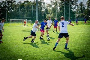 Na boisku sportowym grający piłkarze