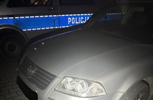 Samochód volkswagen,  w tle oznakowany radiowóz.