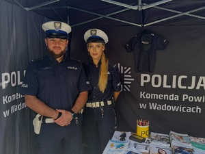 Policjantka i policjant ruchu  drogowego w namiocie policyjnym.