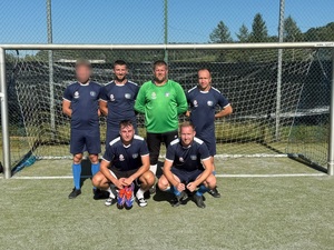 Sześciu mężczyzn na tle bramki, drużyna wadowickiej komendy