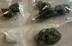 Zabezpieczona w trzech woreczkach marihuana i jeden woreczek z mefedronem.