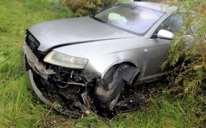 Rozbity samochód osobowy w rowie