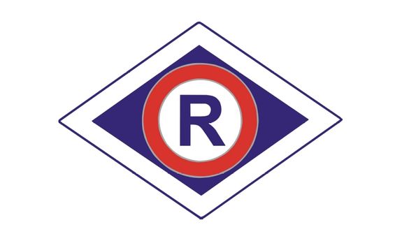 Logo ruchu drogowego. W białym rombie znajduje się mniejszy granatowy romb wewnątrz którego w kole koloru białego z czerwona lamówka jest Granatowa litera R