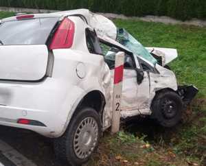 Rozbity samochód osobowy koloru białego