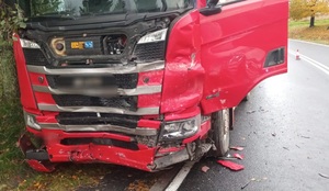 Przód samochodu ciężarowego , uszkodzony