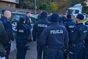 grupa umundurowanych policjantów