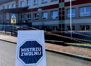 Na tle szkoły ulotka z napisem Mistrzu zwolnij