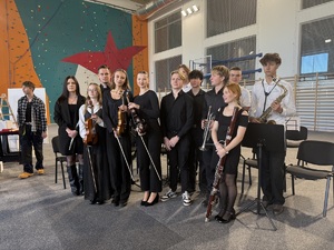 Grupa osób, chłopcy i dziewczęta z instrumentami