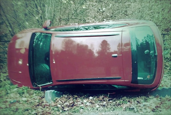 Samochód osobowy na boku