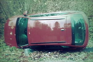 Samochód osobowy na boku