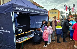 Namiot policyjny, a obok grupa osób.
