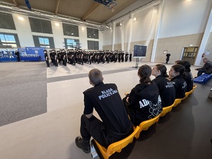 Klasy policyjne stojąc w szeregach ora niektórzy na stołeczkach