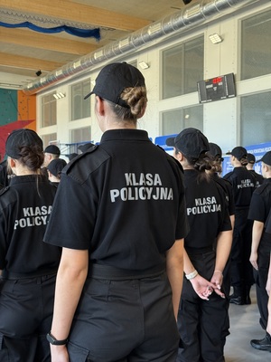 Uczennice klasy policyjnej stojące tyłem