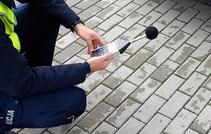 Sonometr w rękach policjanta