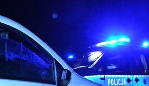 Sygnały świetlne na radiowozach w porze nocnej