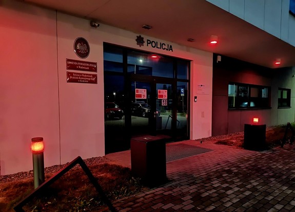 Wejście do budynku wadowickiej komendy podświetlone na czerwono
