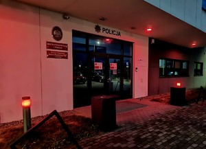 Wejście do budynku wadowickiej komendy podświetlone na czerwono